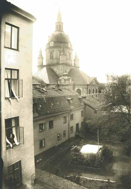 GÅRDEN 1921 MED BOSTADSHUSET TILL VÄN- STER OCH KATARINA KYRKA I BAKGRUNDEN. FOTO BRÖDERNA HARLING, SSM E28961.