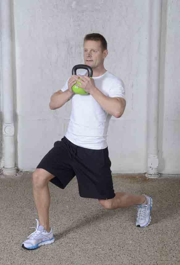 Maintain hip width between the feet during the exercise. Hint! The front leg s knee should not go past your toes when you lower your body. Se: Utfallssteg Tränar främst lår- och sätesmuskler. 1.