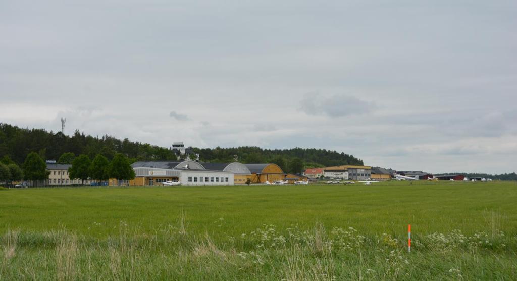 3. Byggnads- och områdesbeskrivning Hangarbyggnaden är en del av ett bebyggelseområde med flertalet byggnader kopplade till den forna och nuvarande flygverksamheten.