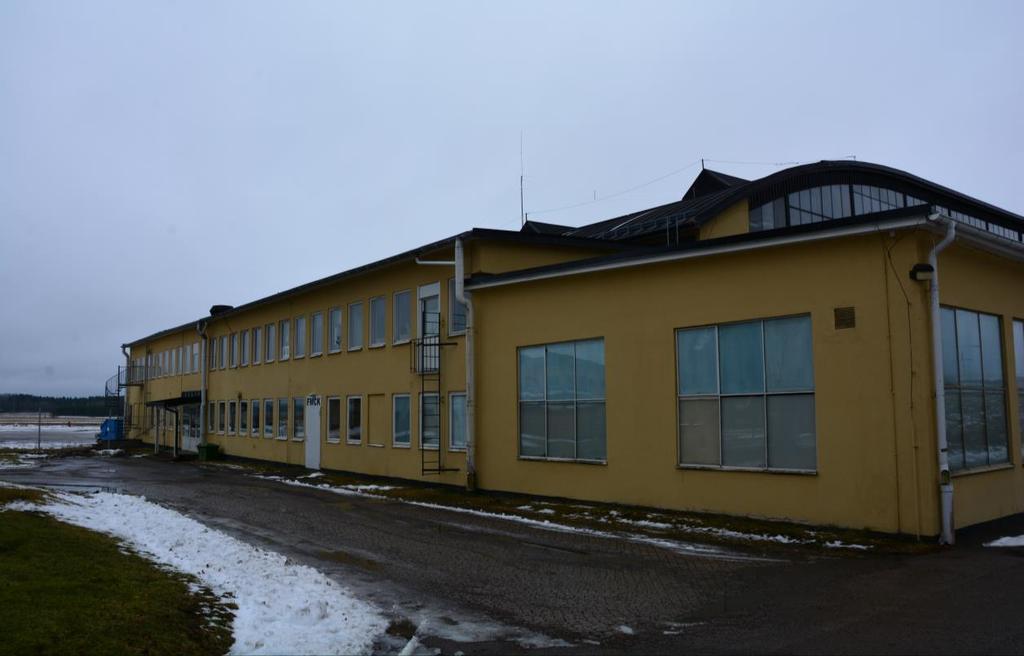 en ny cementyta skulle läggas på och målas med oljebeständigt lack, eller att det befintliga golvet