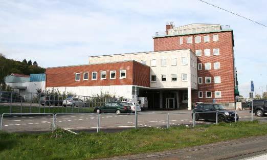 tegelfasaden. Sockeln mot Mölndalsvägen är klädd med stenplattor av grå granit. Den mellanhöga byggnaden åt söder och öster har fasadskivor i ljus marmor.