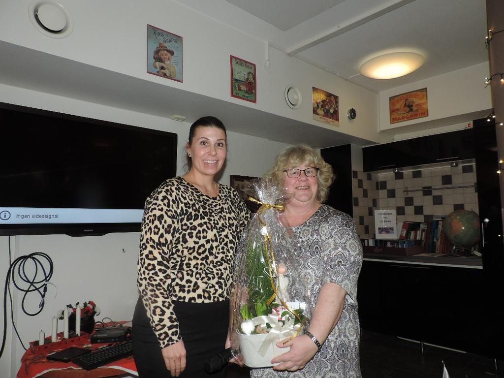 Seniorkafét firar 10 år Sollan (Solvej) tog emot gratulationer från