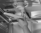 Använd inte slipmedel. Rengöring av diskmaskinens insida: Rengör regelbundet tätningslisten runt luckan och luckans insida med en fuktig trasa och ta bort eventuella matrester. Övre spolarm: 1.