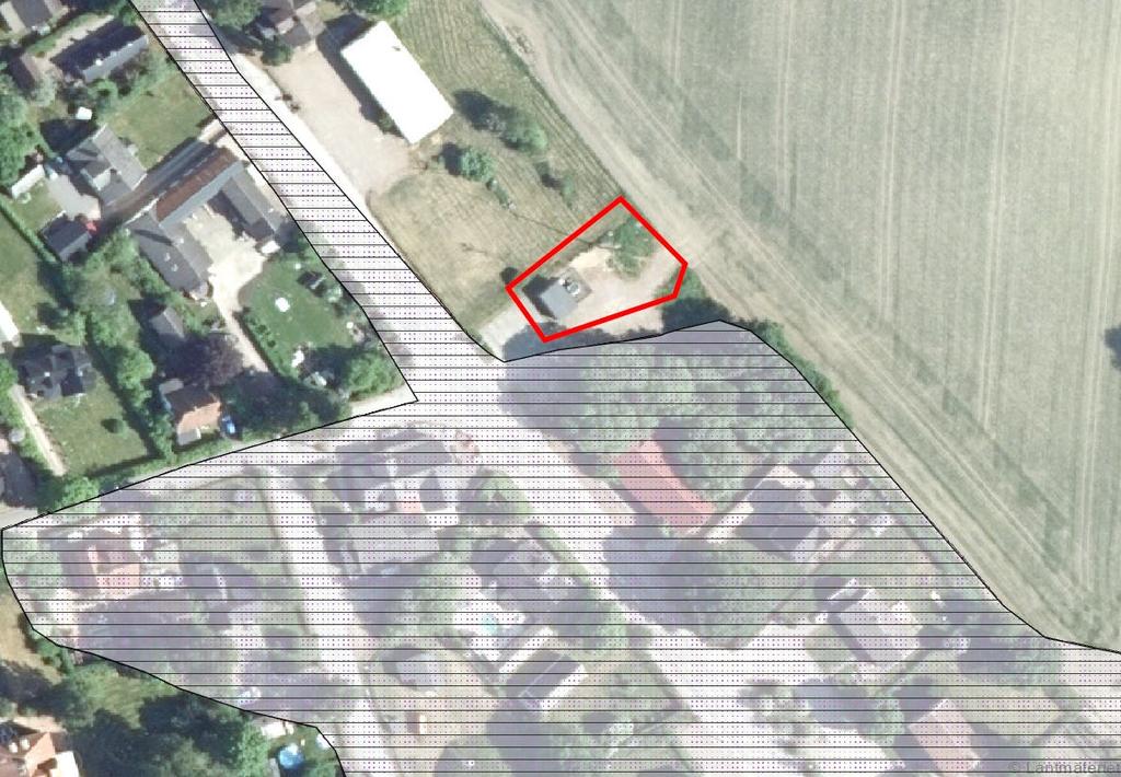 Bild 8. Del av utbredningen av fornminnet för lämningstypen bytomt/gårdstomt. Planområdet är markerat med röd kantlinje. Bild 9. Del av mejeribyggnaden som vetter mot Röstångavägen.