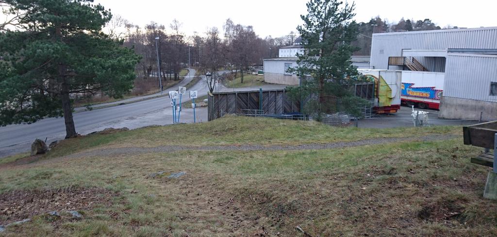 Enligt Jordartskartan utförd av SGU (Figur 4) utgörs området inom parkeringsytorna av fyllning ovan glacial