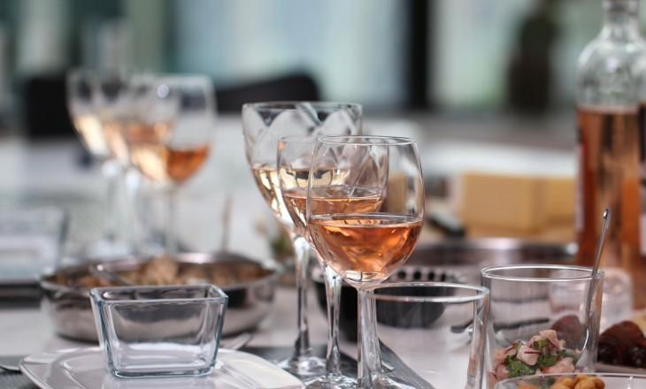 Drick rosévin året runt! De ljusa och lätta vinerna har hittat sin plats i folks hjärtan - alltid ett säkert vårtecken och lika med sommar och sol.