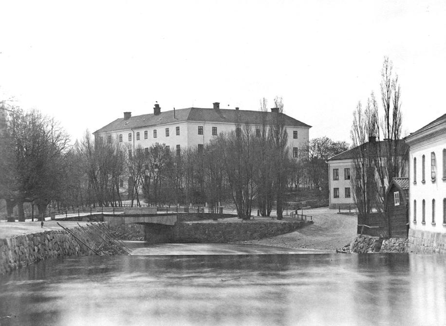 2. Västerås slott vid 1880-talet. Foto: Olof Wiklund, Västmanlands läns museums arkiv. Historik Västerås slott ligger vid Svartåns utlopp i Mälaren mitt i centrala Västerås.