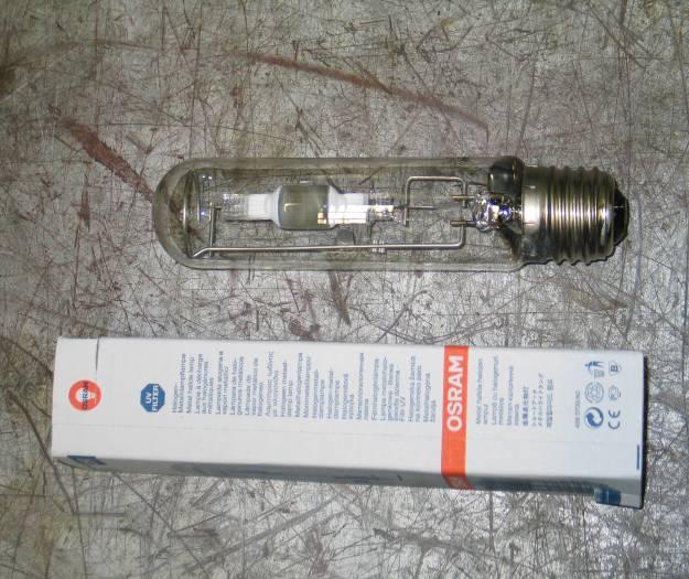 behind the windscreen of a cab. The light source has a poor UV spectrum. The lamps used in the sun box are Osram Power Star HQI-T 250 W/D [17].