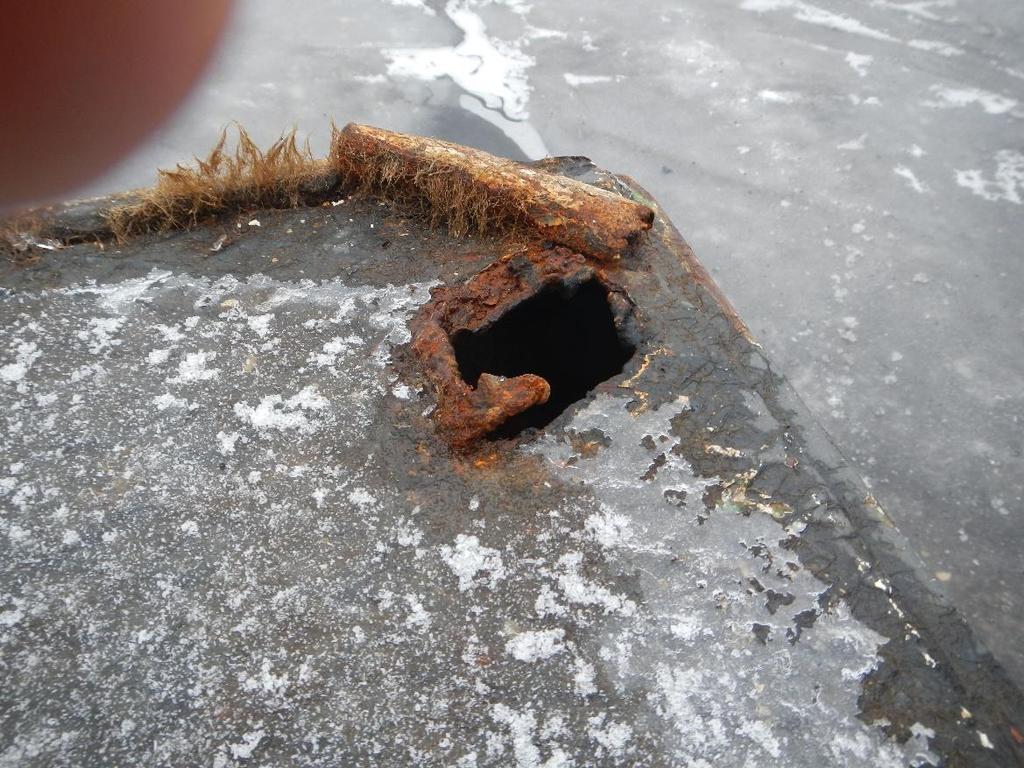 Korrosionshål i botten, tätad med träplugg inifrån.