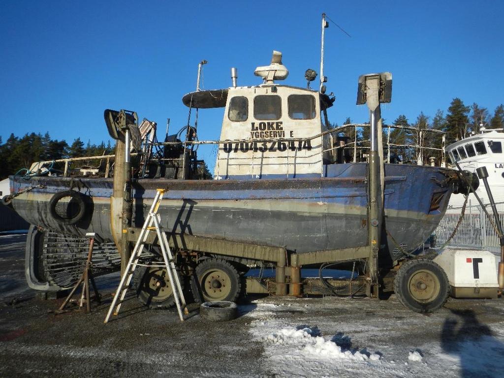 RS 2019:03 Figur 1. LOKE bogserbåten upptagen på land efter bärgning.