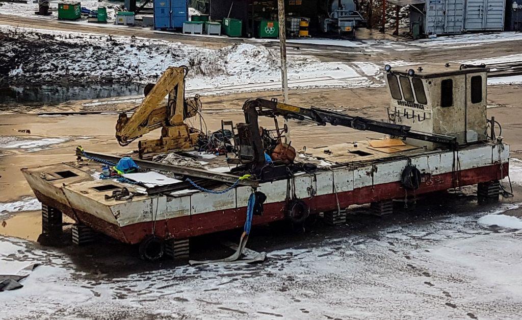 RS 2019:03 Figur 2. Pråmen upptagen på land efter bärgningen. Bild: Transportstyrelsen.