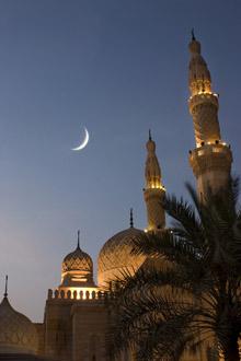 Att fasta under ramadan Definition Fasta (ṣiyyām eller ṣawm) är en dyrkans-handling under vilken man under tiden mellan gryningen (den tidpunkt då gryningsbönen infaller) och skymningen (den tid då