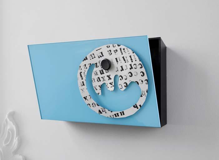 Tillbehör skrivtavlor Mood Box Smart förvaring av pennor, tavelsudd, fjärrkontroll m.m. Svart aluminiumstomme med glasfront i någon våra 24 utvalda färger.