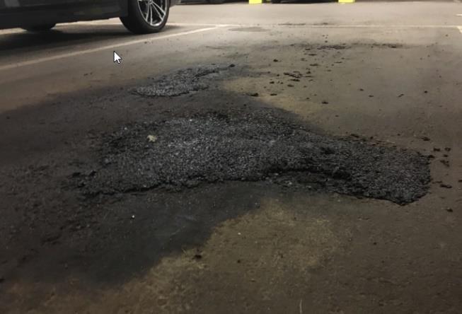 Garage, parkeringsplats nr.13, (kvarstår som brist) Diesel på mark/parkeringsplats. Upplöst asfallt.
