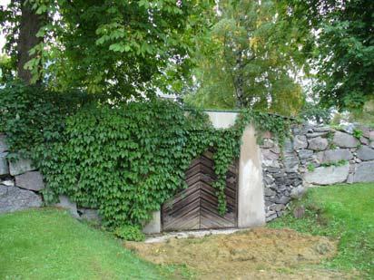 Stenramsomgärdade grusgravar finns i sydvästra delen och även norr om kyrkan. Framför allt norr om kyrkan är några av stenramarna mer arbetade.
