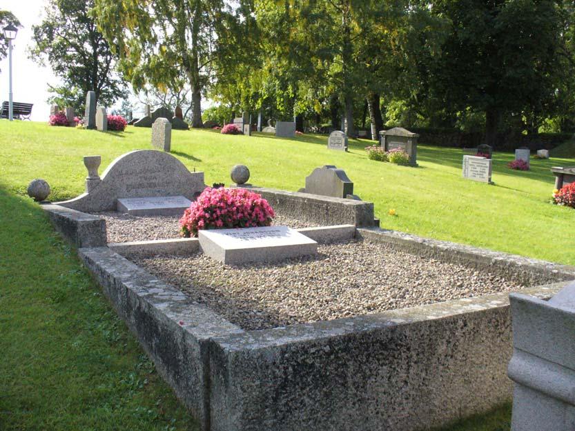 Ingångar Grindarna i väster och norr samt den östra grindöppningen. Vegetation Kastanjer och lönn i trädkransen och syrenhäck på kyrkogårdsmuren.
