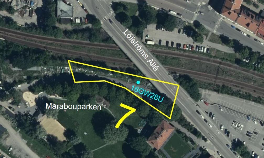 3.7 Delområde 7 Delområde 7 ligger söder om järnvägen och norr om Marabouparken, se Figur 8. Området består av asfalterad yta och grönytor. Figur 8: Flygfoto över delområde 7.