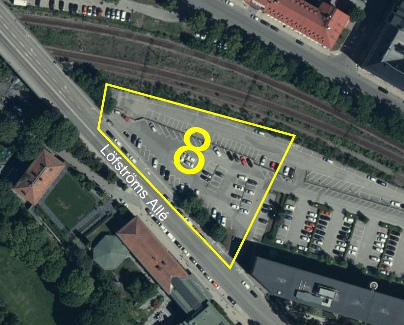 3.8 Delområde 8 Delområde 8 ligger söder om järnvägen, norr om Löfströms allé (bron), se Figur 9. Delområdet består till största delen av en asfalterad parkeringsyta.