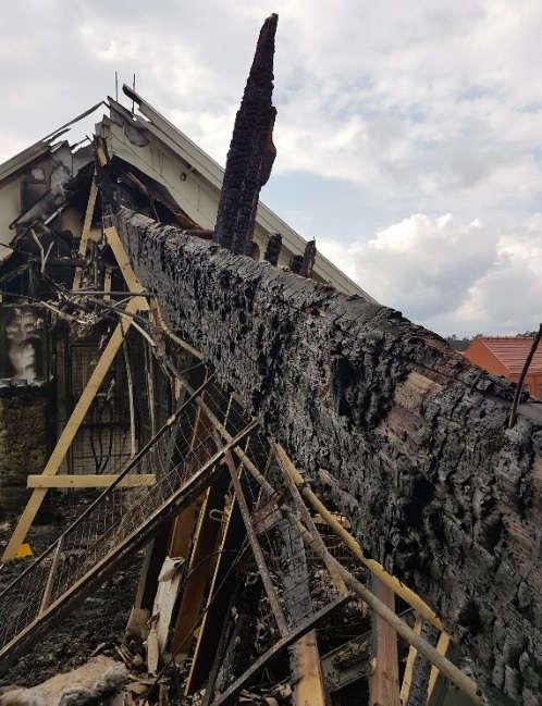 Brandskadad limträbalk vid taknock i högdelen.