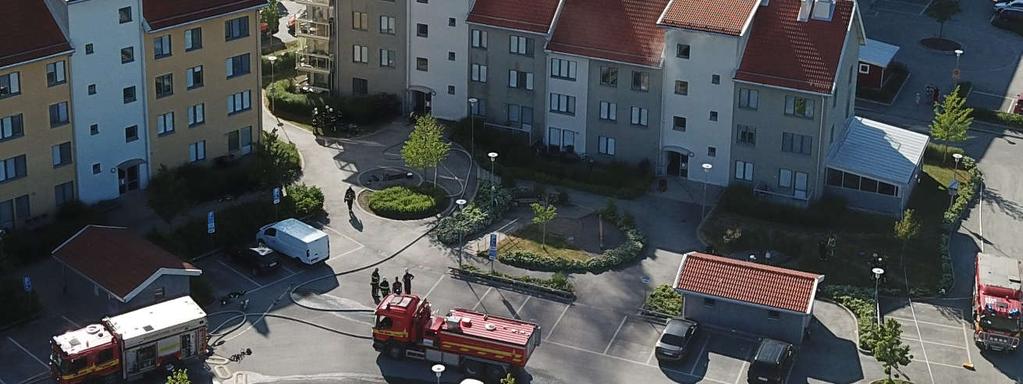 16:00 ändras skadeplatsens sektorindelning till att bestå av tre sektorer; styrkeledare SI får sektor Trapphus 3A, styrkeledare UV får sektor Trapphus 3B och styrkeledare MÄ får sektor Utvändig.