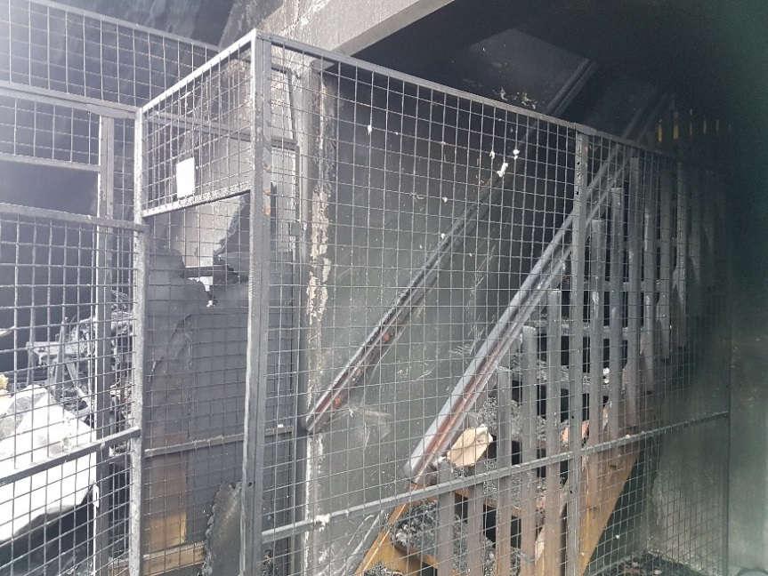 Figur 3. Bildäck i förråd utanför fläktrum intill trapphus 3B. Bildäcken och även delar av skyddsplasten är intakt.