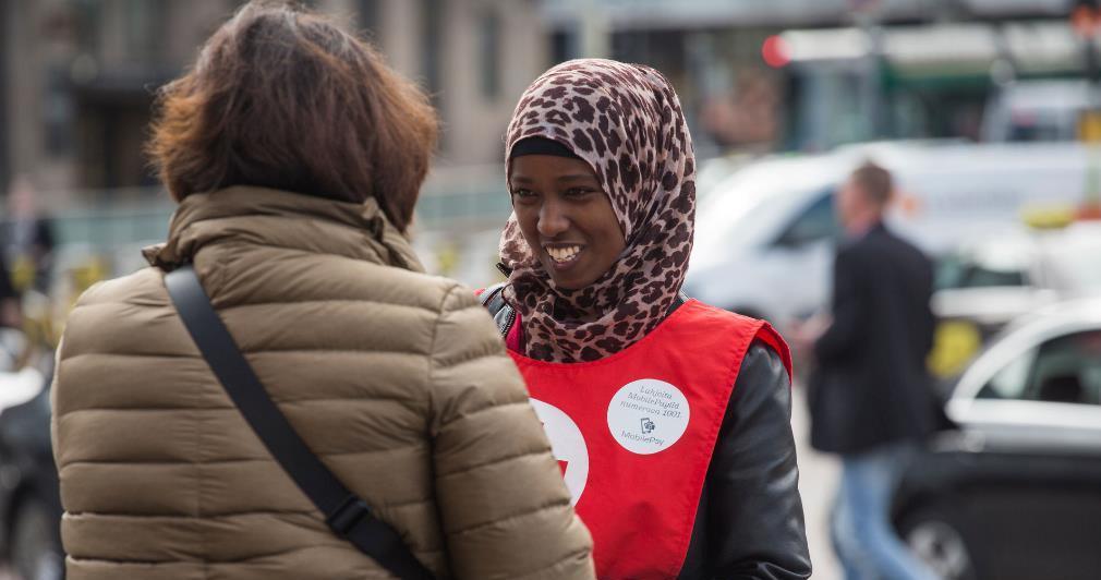 Hungerdagen gör vi tillsammans Cirka 14 000 frivilliga deltar i Hungerdagen varje år. Vem som helst kan bli bössinsamlare.