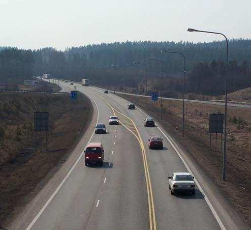 Den första vägen infördes 1991 utifrån liknande förutsättningar som i Sverige de ekonomiska medlen räckte inte till för att bygga om tvåfältsvägar till motorvägar med totalt fyra körfält utan andra