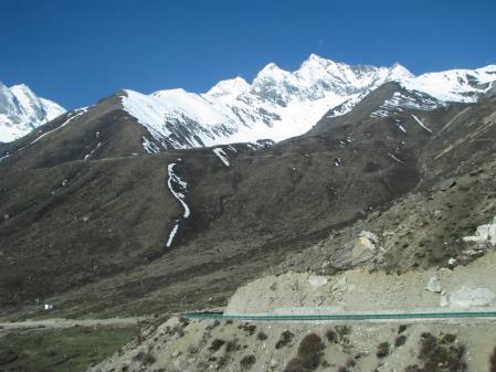 950 m höjd / Med gen bil, chaufför och guide lämnar ni nu Lhasa bakom.