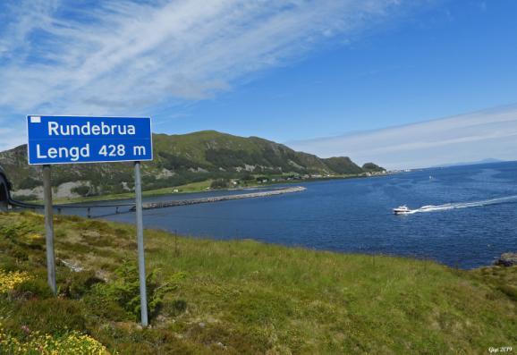 De ca 9 mil mellan flygplatsen i Ålesund och Runde bjöd ändå på en sevärd utsikt genom bilfönstret, ett grönskande vackert landskap längs med kusten.