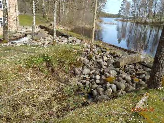 Vid utflödet ur Lilla Hallongen är det vandringshinder i form av en gammal damm från tidigare textilfabrik.