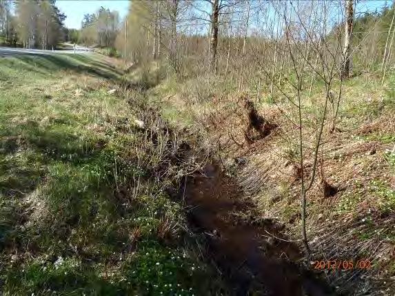 2, artificiellt 1 Närområde: lövskog 3, öppenmark 2, väg 2 Bottensubstrat: Finsed 3 Bäckbiotop: Ingen öring lokal Övriga arter vid inventering: Inga arter Övrigt: Bäcken kommer från jordbruksområde