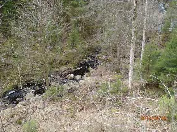 Inventeringsdatum: 2012-04-30 Koordinater: 6364537:1326656 Längd: 500 m Medelbredd: 1,5 m Medeldjup: 0,2 m Undersökt område: Från utloppet i Lilla Hallongen till väg Överlida-Gräne Omgivning: