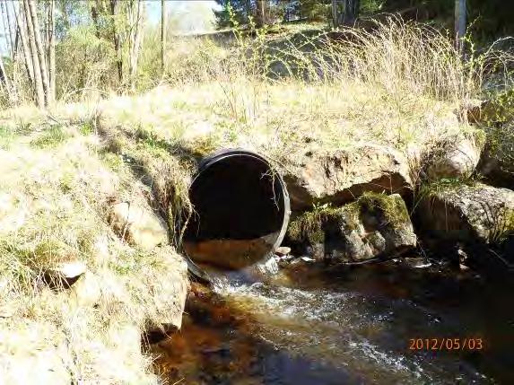 Bröten vid cementtrumman tas bort och vattnet nedan trumman höjs enkelt upp med sten typ bassäng.