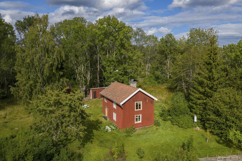 BOSTADSFAKTA Byggnad ANTAL RUM 3 varav 2 sovrum BOAREA 90 kvm (Areakälla: Taxeringsinformation) BIAREA 0 kvm BYGGNADSTYP 2-planshus BYGGNADSÅR 1750 TAK Tegelpannor BJÄLKLAG Trä FASAD Röd träfasad