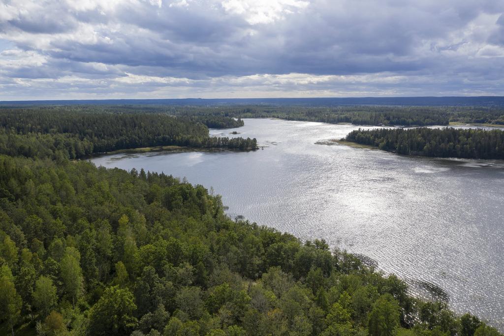 TOMTÅKRA 5 HULTSFRED Genuint 1700-talstorp med känd nedskriven historia. Nuvarande ägare har påbörjat en renovering för att återställa den i sitt ursprungliga skick.