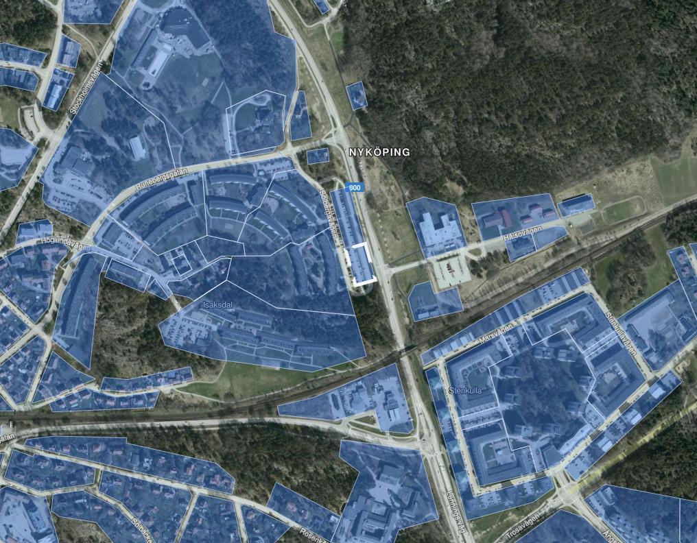 Figur 5. Alternativ B för för bebyggelse inom Åkaren 2. Förslaget innebär två punkthus inom fastigheten med totalt 60 lägenheter. I figuren syns även befintlig bebyggelse i form av välvda byggnader.