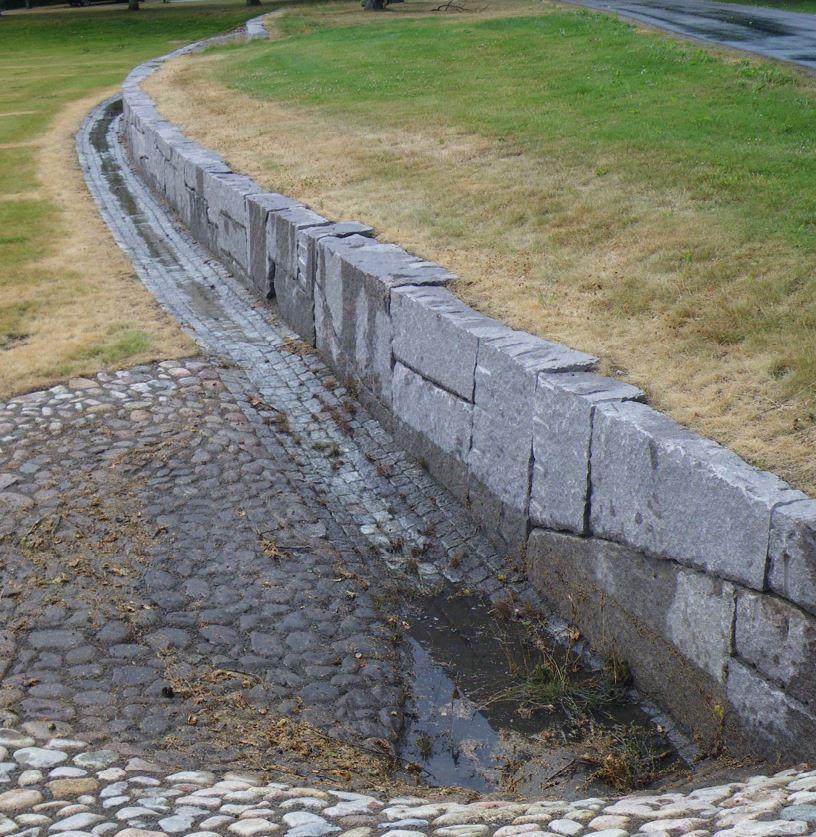 Figur 2 Exempel på dike med mur längs kant och stensatt flödeshänvisning. Utformning Södra området Dagvatten från detaljplanområdets södra del föreslås ledas till befintliga kommunala dagvattennätet.
