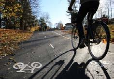 Vidare föreslås att busshållplatsen förses med en smalare busskur samt belysning och ett räcke mot cykelbanan.