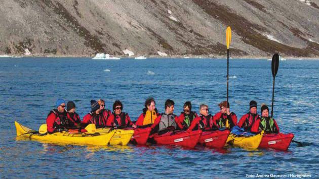 Vi hoppas kunna besöka Kongsfjorden som anses vara ett av de vackraste fjordområdena på Spetsbergen med mäktiga glaciärer som kalvar rakt ut i havet. Allt ramas in av originella fjällformationer.