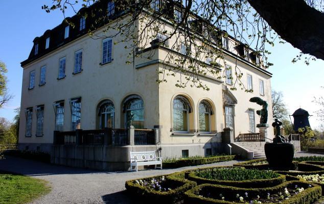 guidad visning av Prins Eugens Waldemarsudde. Därefter kan man på egen hand se utställningen Meta Isaeus-Berlins Nattlogi måleri och installationskonst.