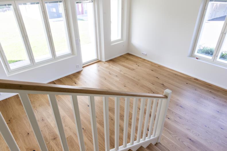 BESKRIVNING Lägenheten är ca 84,8 m 2 stor fördelat på två plan och har egen entré i markplan.