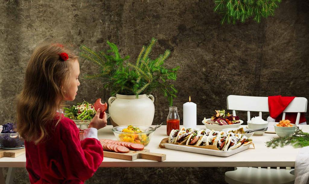 LÄCKÖKORV TRANBÄRSSÅS på tranbär, apelsin, socker och portvin. BUNS MED LÄCKÖKORV och picklad gurka, surkål, syltad silverlök och salladslök. Serveras med tranbärssås.