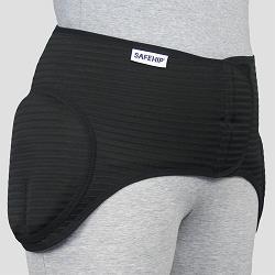 SafeHip open användes direkt mot kroppen och inkontinensbyxan/underbyxan tas på ovanpå.