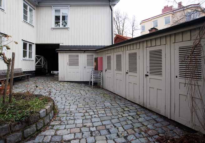 Gårdsmiljö med kringliggande byggnader. Foto: J Malmberg. med entréer från gården och från körporten.