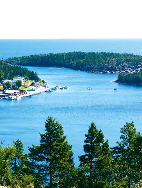 Vid Åfjärdens södra strand ligger Herrgårdsparken, en natur- och konstpark med skulpturer, blommor och rastplatser, där du som besökare får ta del av en naturskön upplevelse med många spännande och