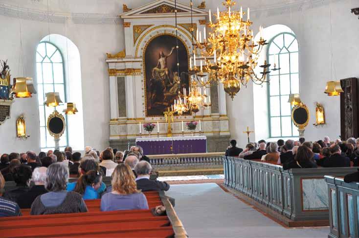 Så här trevligt såg det ut när Husby kyrkliga syförening var samlade till påsklunch i församlings-hemmet i Smedby.
