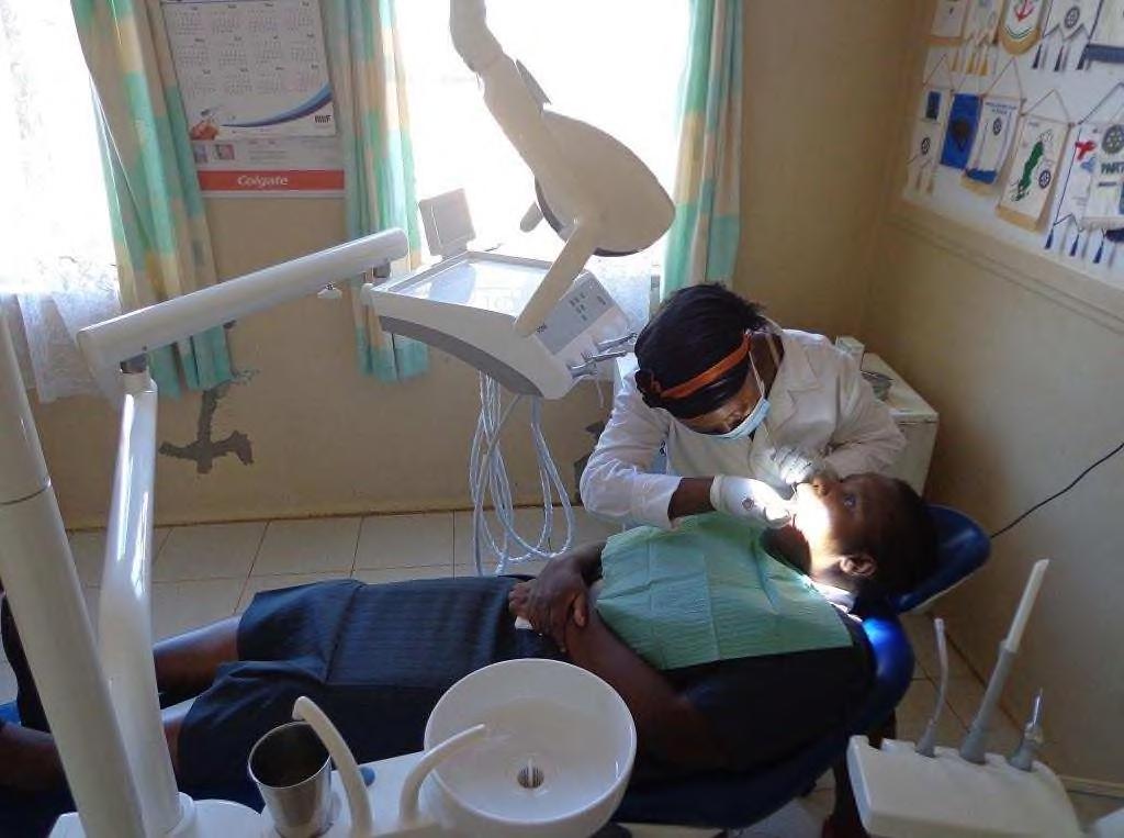 Tandläkarpraktik i Mutono, Kenya Rotarymedlemmen Per Berndtsson i Ljungskile RK har 10 gånger arbetat som Volontärtandläkare under kortare och längre perioder, en av dem på över ett år under Rotarys