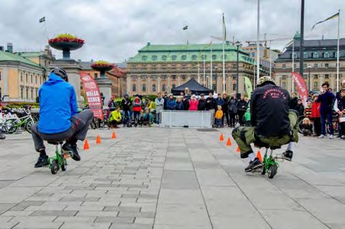 Innan karnevalståget rullade iväg bjöds det bland annat på rytmisk medryckande musik av Bicycle Beat och ösigt feministiskt slagverk av Rrrriotsamba (ja, tre R).