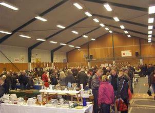 Linderöds Antik- och samlarmarknad Hos oss hittar du allt! Vackert porslin, gammalt matsilver, glänsande glas, hemvävda dukar, gediget gjutjärn, charmiga figuriner och böcker fyllda av klokhet.