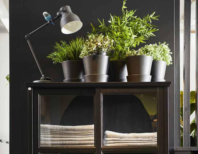 Kommod med vita lådfronter Med belysning Vinklad duschdraperistång (löslevereras) Tvättmaskin WC-stol, keramik Tvättställsblandare, krom (snålspolande) Duschblandare med